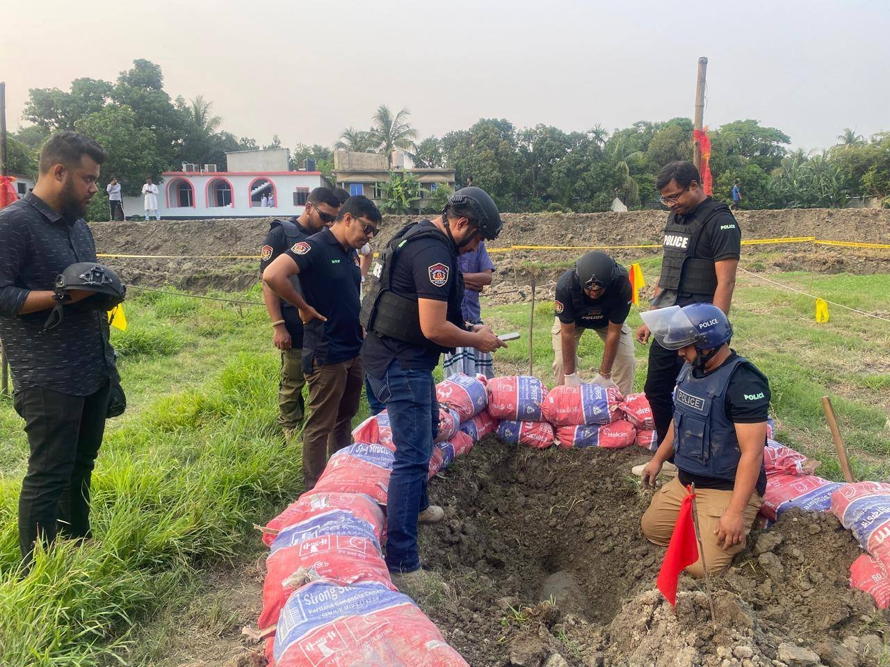 মুন্সীগঞ্জে দ্বিতীয় বিশ্বযুদ্ধ সময়কার প্রায় ২০০ কেজি ওজনের বোমা নিষ্ক্রিয় করলো সিটিটিসির বোম্ব ডিসপোজাল টিম