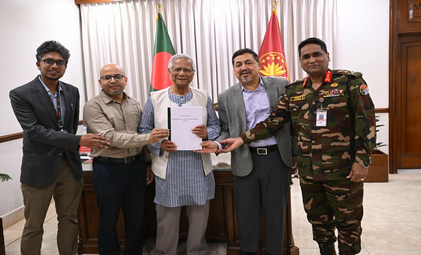 প্রধান উপদেষ্টার নিকট 'নজরদারি প্রযুক্তির সংগ্রহ ও ব্যবহার পর্যালোচনা কমিটি'র চূড়ান্ত প্রতিবেদন হস্তান্তর