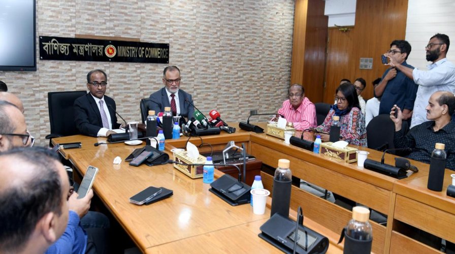 চলতি সপ্তাহে পেঁয়াজের দাম না কমলে আমদানি: বাণিজ্য উপদেষ্টা