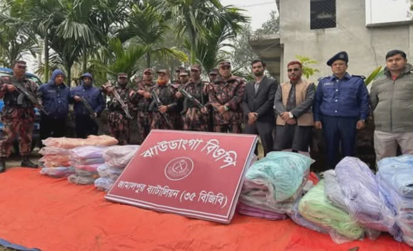 জামালপুরে বিপুল পরিমাণ ভারতীয় কাপর জব্দ করেছে ৩৫ বিজিবির সদস্যরা।