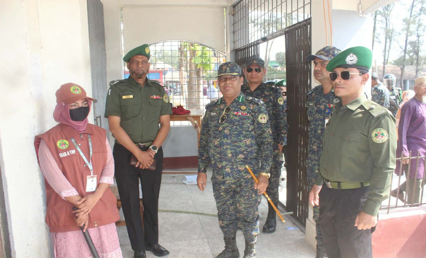 পটুয়াখালীতে ভোটকেন্দ্র পরিদর্শনে- রেঞ্জ কমান্ডার আব্দুস সামাদ