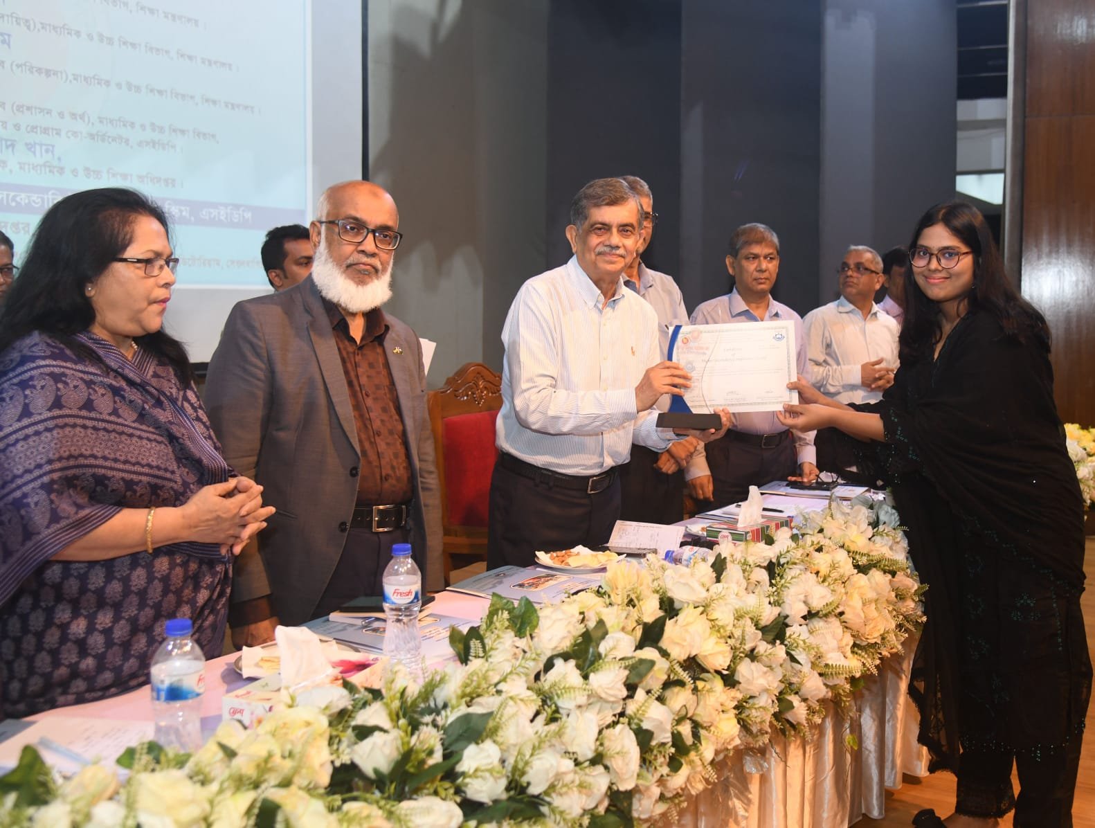 শিক্ষক, বাবা ও মাকে ফুল কিনে দিয়ে কৃতজ্ঞতা জানানোর জন্য ছাত্রছাত্রীদের অনুরোধ করেছেন  - শিক্ষা উপদেষ্টা ড. সি আর আবরার