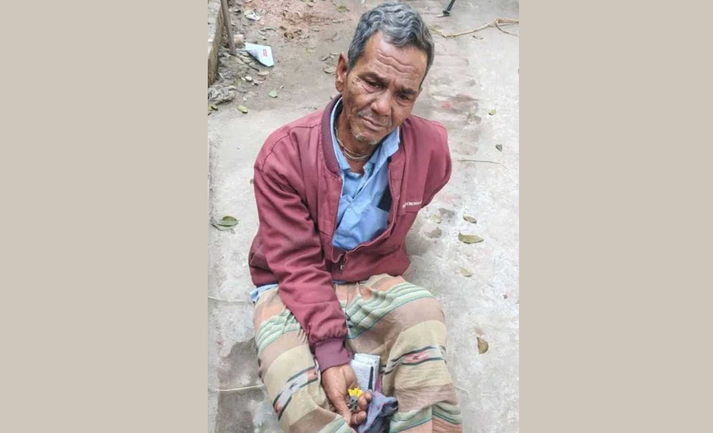 উপার্জনের একমাত্র অটোরিকশা হারিয়ে দিশেহারা দুলাল রায়।