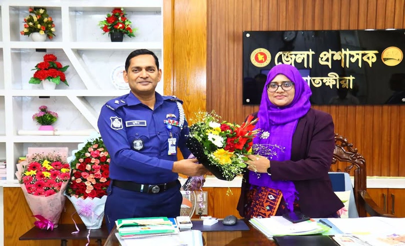 সাতক্ষীরার নবাগত জেলা প্রশাসককে পুলিশের ফুলেল শুভেচ্ছা