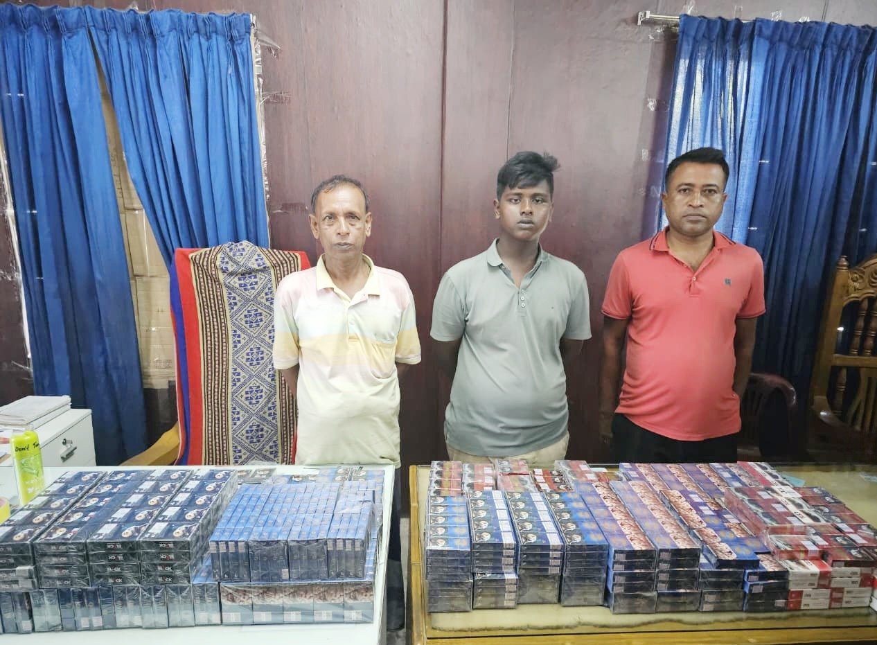 ভোলায় অবৈধ সিগারেটসহ ৩ ব্যবসায়ীকে আটক করেছে বাংলাদেশ নৌবাহিনী