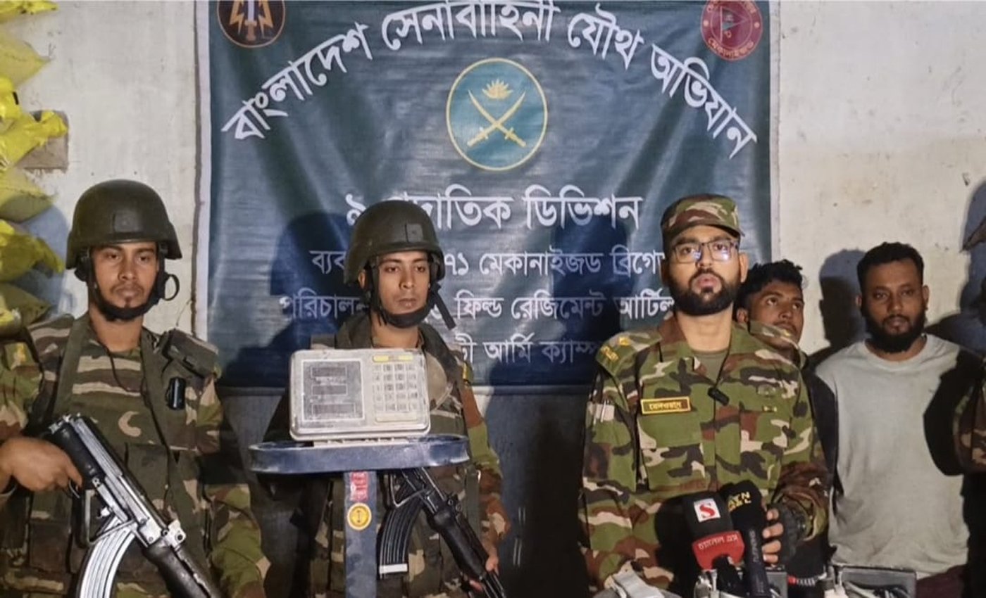 যাত্রাবাড়ীতে সেনা অভিযানে কালোবাজারি সিন্ডিকেটের দুই সদস্য গ্রেফতার