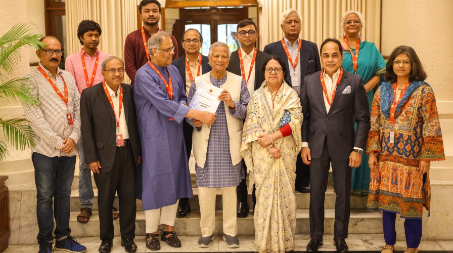 প্রধান উপদেষ্টার কাছে গণমাধ্যম সংস্কার কমিশনের প্রতিবেদন হস্তান্তর