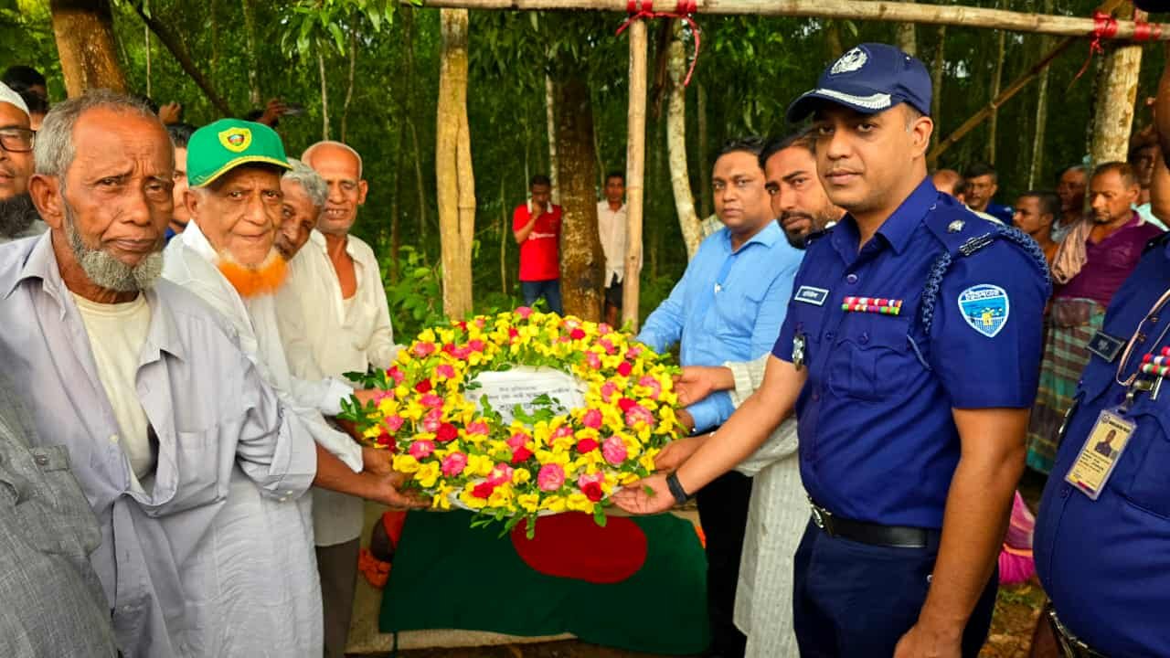 বীর মুক্তিযোদ্ধার মৃত্যুতে উপজেলা প্রশাসনের পক্ষ হতে সম্মাননা প্রদর্শন