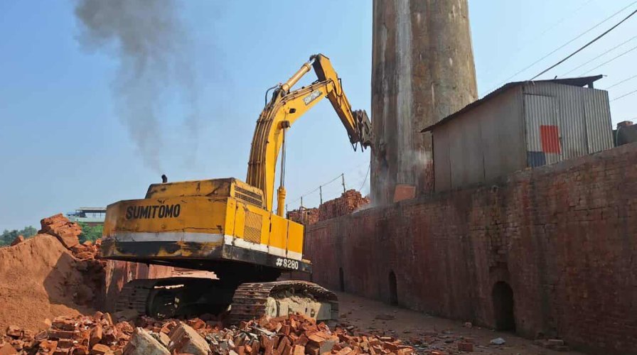 সাভারে ডিগ্রেডেড এয়ারশেড বাস্তবায়নে অভিযান: অবৈধ ইটভাটায় ১২ লাখ টাকা জরিমানা