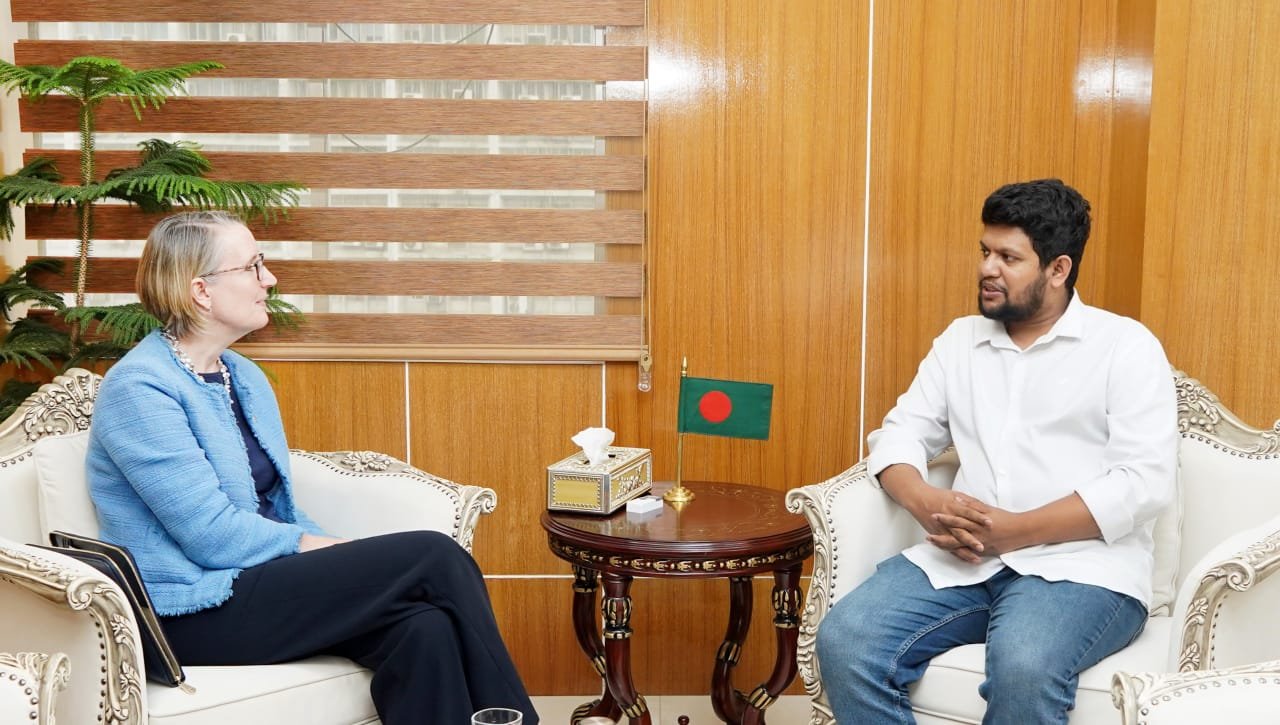 তথ্য উপদেষ্টার সঙ্গে ব্রিটিশ হাইকমিশনারের সাক্ষাৎ