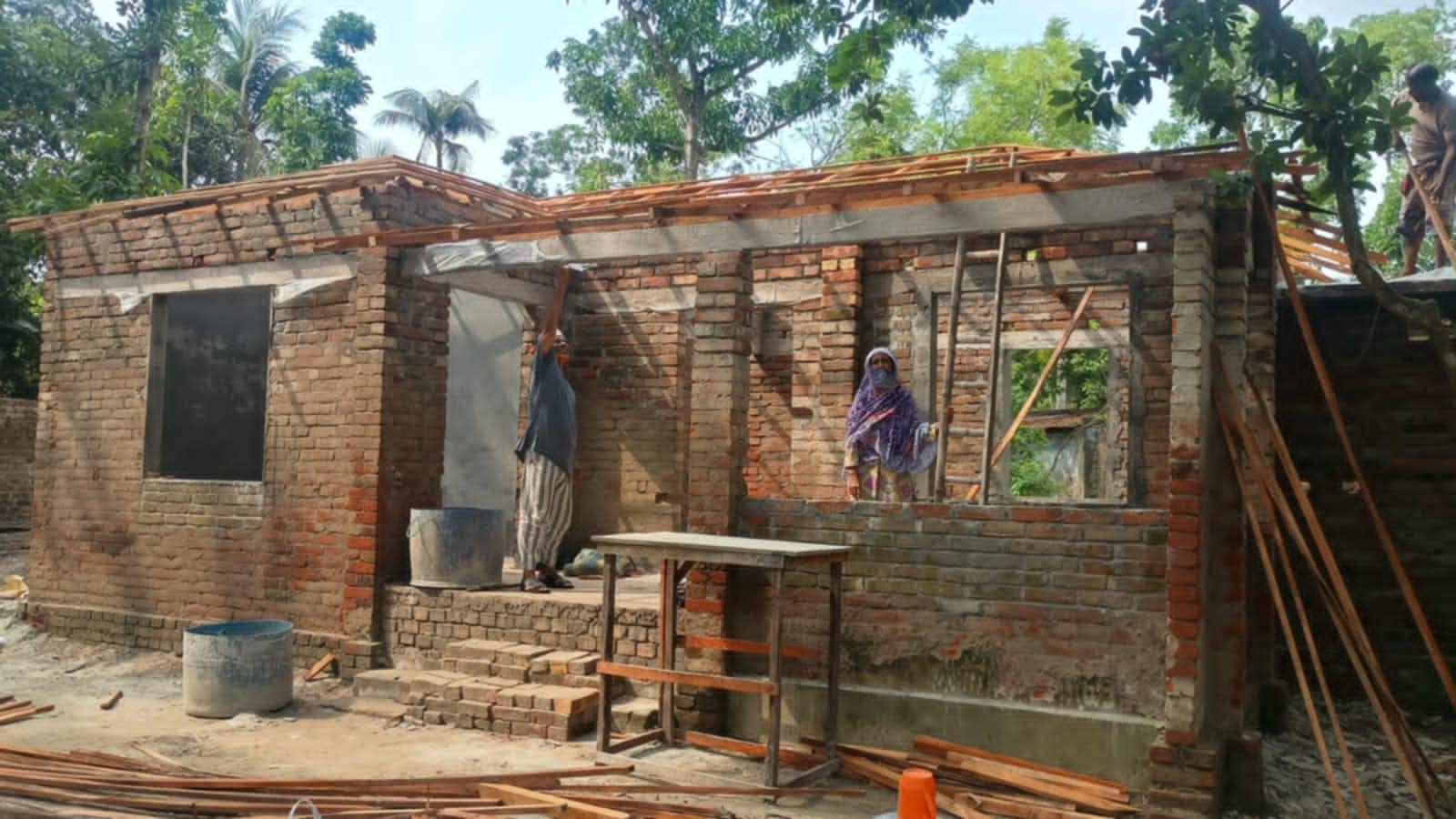 দীর্ঘ ১৩বছর পরে আগুনে ভষ্মিভুত বাড়িতে ফিরেছেন জামায়াত নেতা মোশারাফ