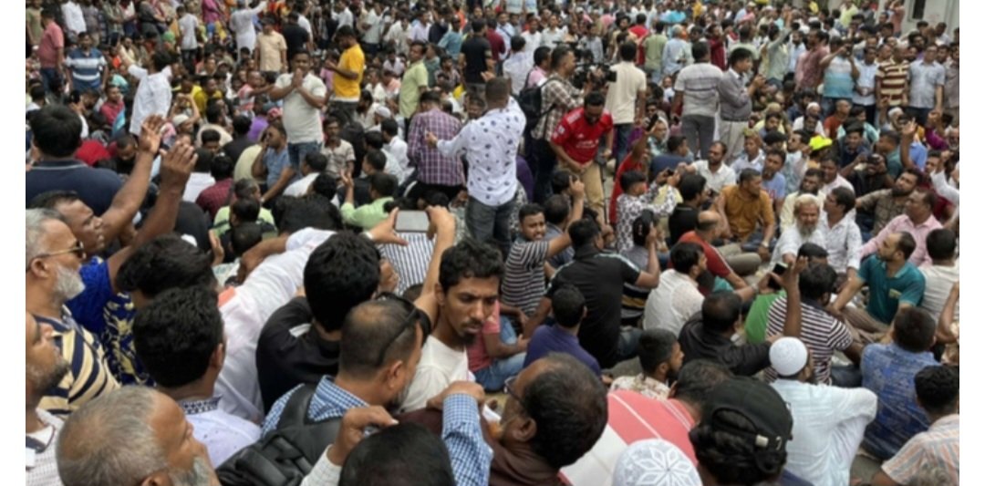 ইশরাক হোসেনকে মেয়রের দায়িত্ব বুঝিয়ে দেওয়ার দাবিতে চলছে নগর ভবন ব্লকেড কর্মসূচি