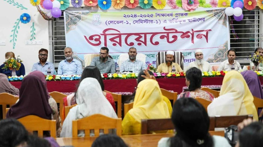ফুলেল শুভেচ্ছায় পবিপ্রবির সুফিয়া কামাল হলে নবীনবরণ উৎসব অনুষ্ঠিত