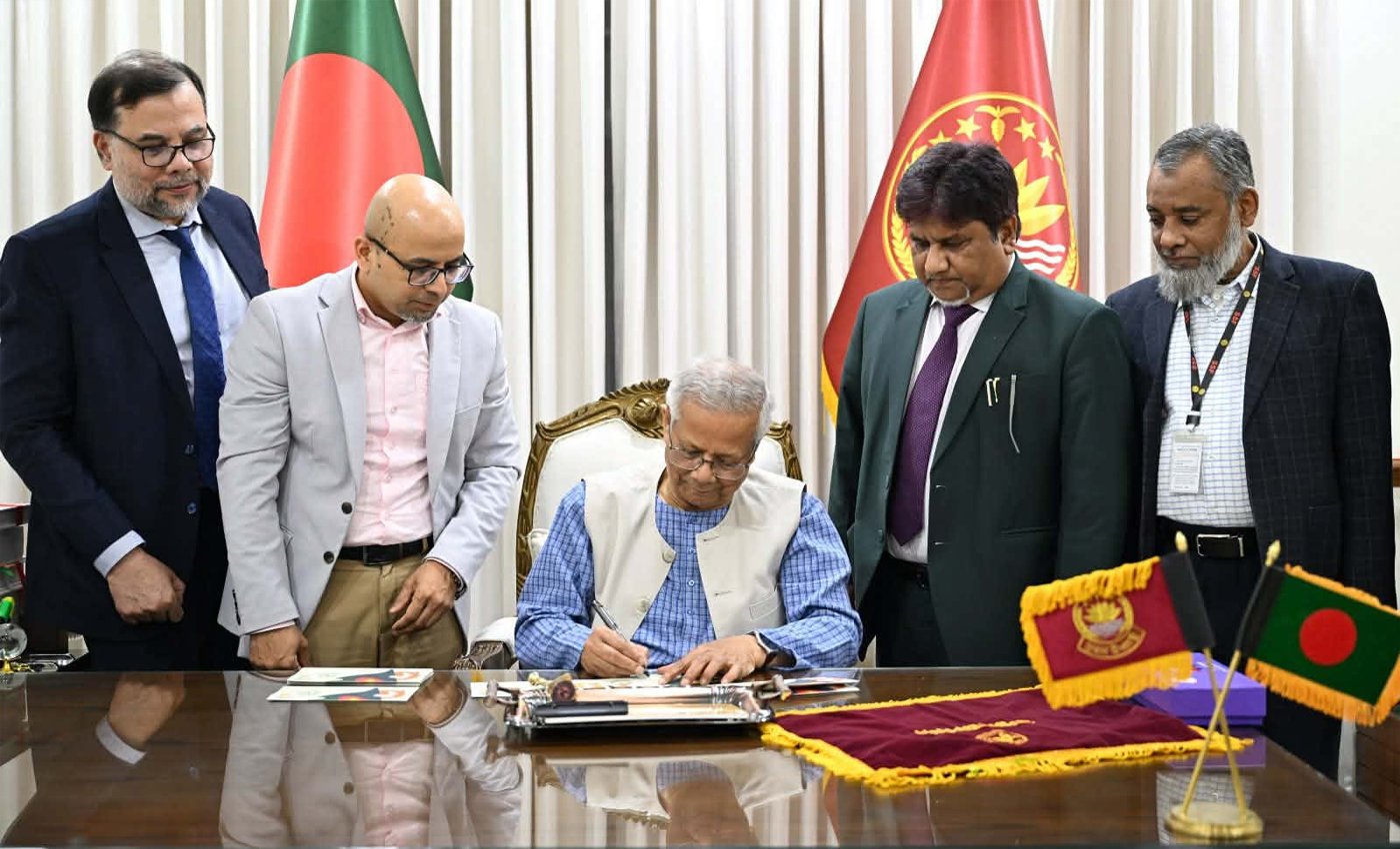 বিজয় দিবস উপলক্ষে স্মারক ডাকটিকিট অবমুক্ত করেন প্রধান উপদেষ্টা