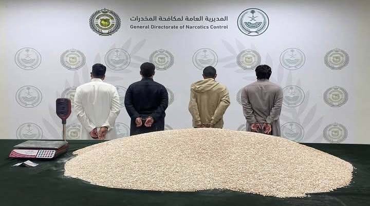 রিয়াদে মাদকের বিরুদ্ধ অভিযান: টেবিলের চালানে লুকানো অবস্থায় উদ্ধার ১৫ লক্ষ অ্যামফেটামিন ট্যাবলেট