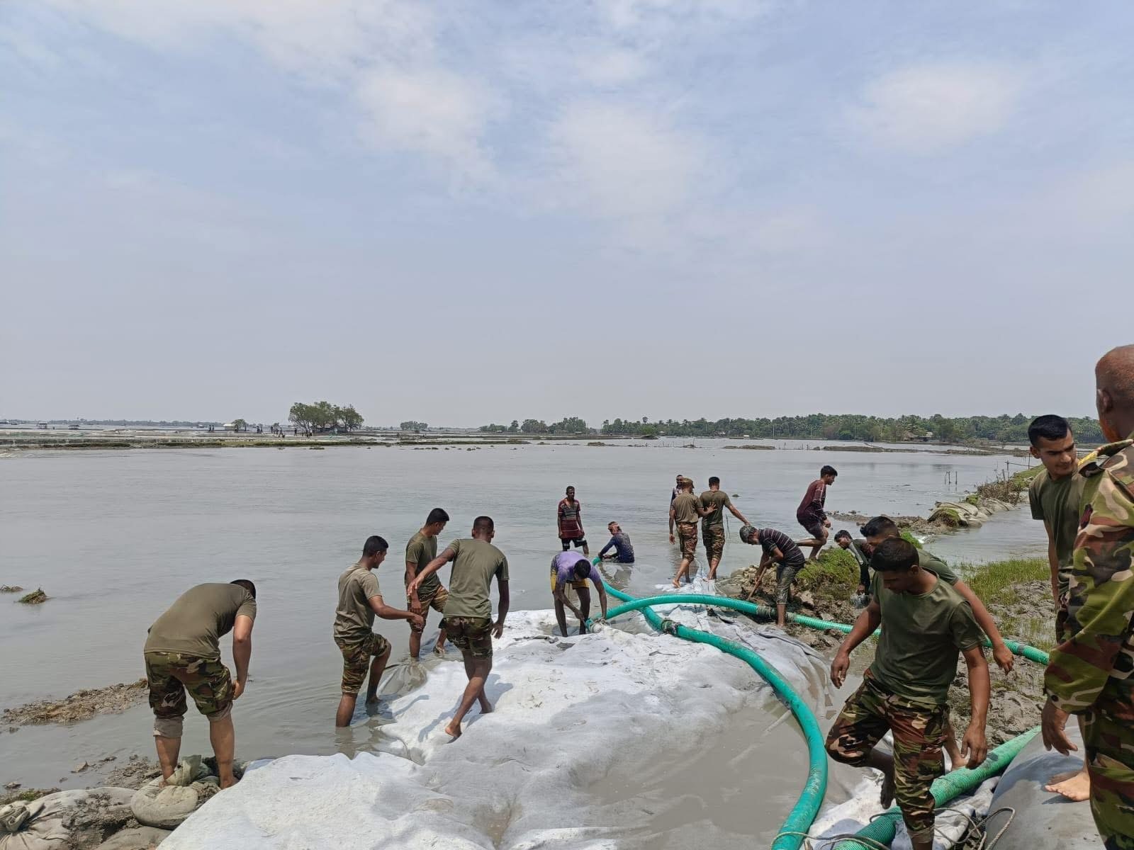 সাতক্ষীরার আশাশুনিতে রিং বাঁধ নির্মাণ ও ত্রাণ বিতরণে সেনাবাহিনীর কার্যক্রম