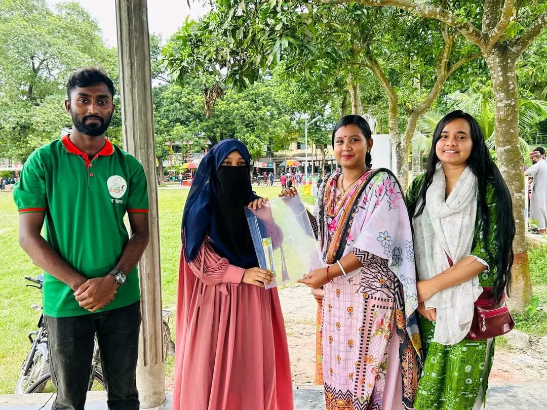 অনার্স প্রথম বর্ষের শিক্ষার্থীদের মাঝে পরীক্ষার উপকরণ বিতরণ করল গ্রীন ভয়েস