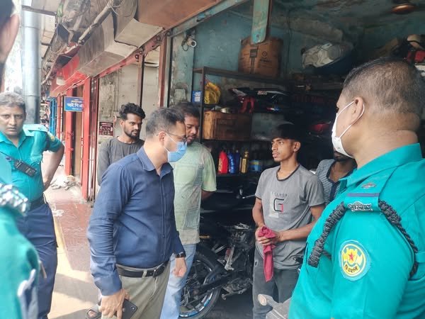 ঢামেক দক্ষিণ গেটে স্পেশাল মেট্রোপলিটন ম্যাজিস্ট্রেট কর্তৃক অবৈধ স্থাপনা উচ্ছেদ ও যানজট নিরসনে ডিএমপির বিশেষ অভিযান