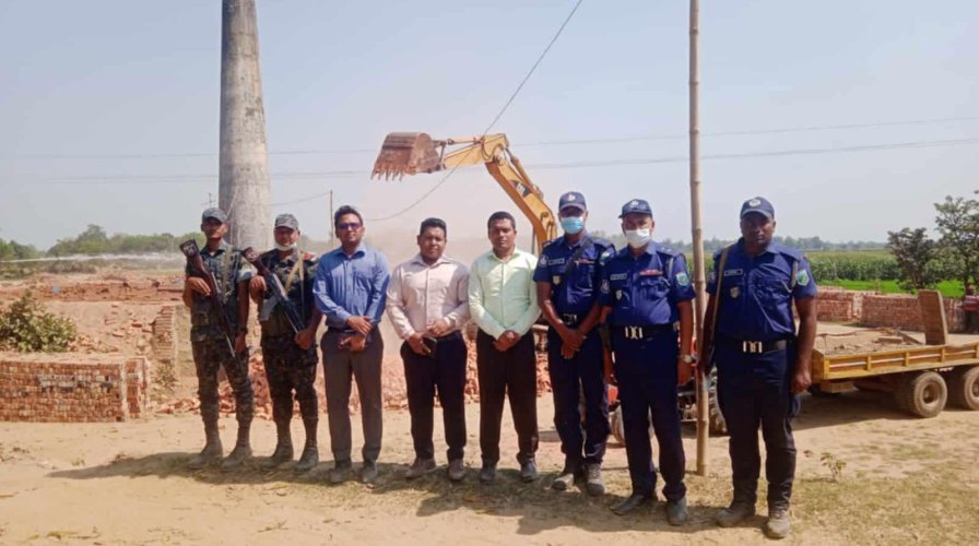 নওগাঁর আত্রাইয়ে অবৈধ ইটভাটা গুঁড়িয়ে দিলো প্রশাসন