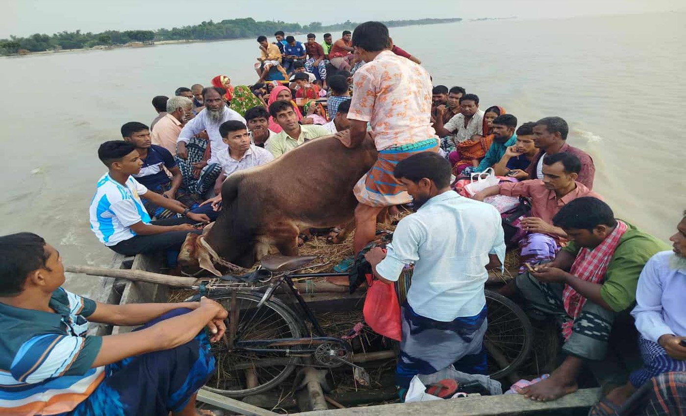 পদ্মাপাড়ের মানুষ জিম্মি খেয়াঘাট ইজারাদারদের অতিরিক্ত ভাড়া নির্যাতনে