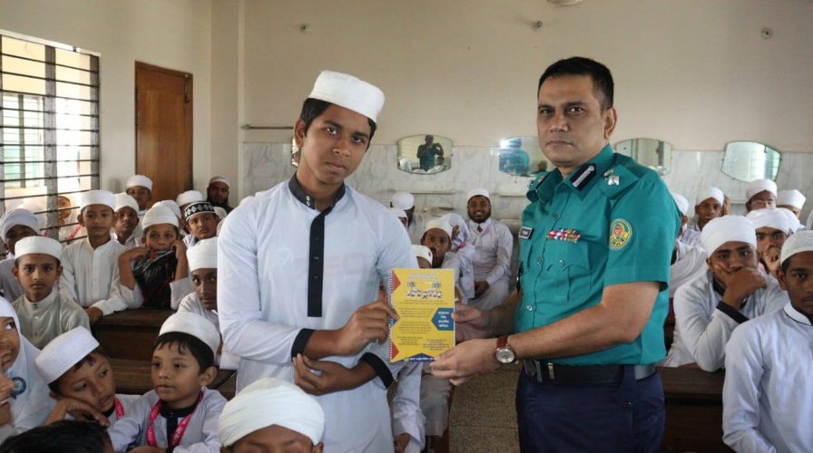 খুলনায় স্কুল শিক্ষার্থীদের জন্য কেএমপির রোড সেফটি ভিডিও প্রদর্শন ও সচেতনতামূলক কর্মসূচি