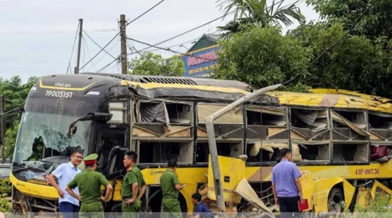 স্লিপার বাস উল্টে শিশুসহ নিহত ১০
