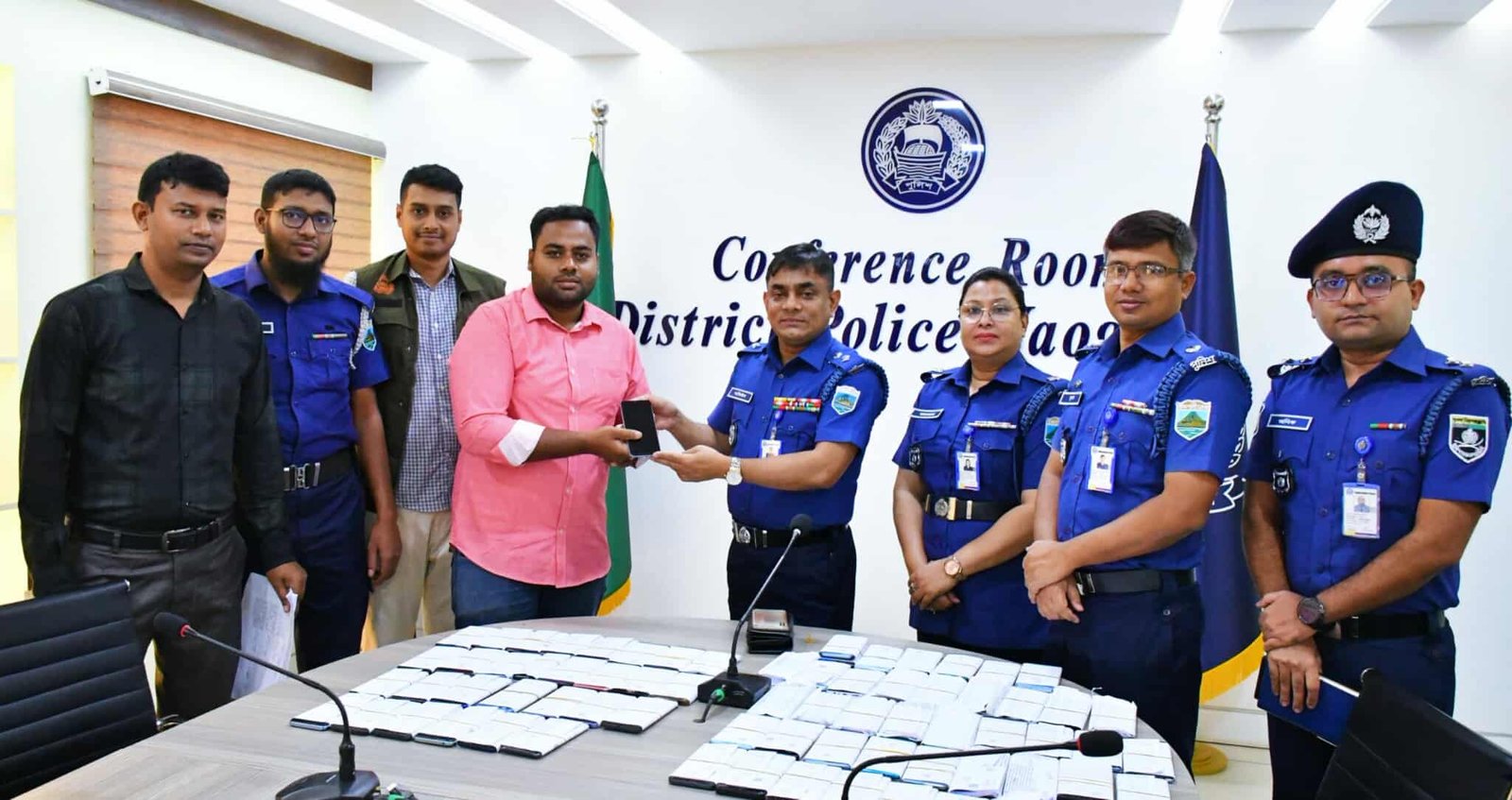 নওগাঁ জেলা পুলিশের প্রচেষ্টায় ৭৫টি হারানো মোবাইল ফিরে পেলো প্রকৃত মালিকরা