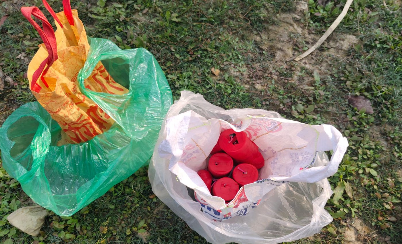 রহনপুরে পুনর্ভবা নদীর তীর থেকে ককটেল সাদৃশ্য বস্তু উদ্ধার