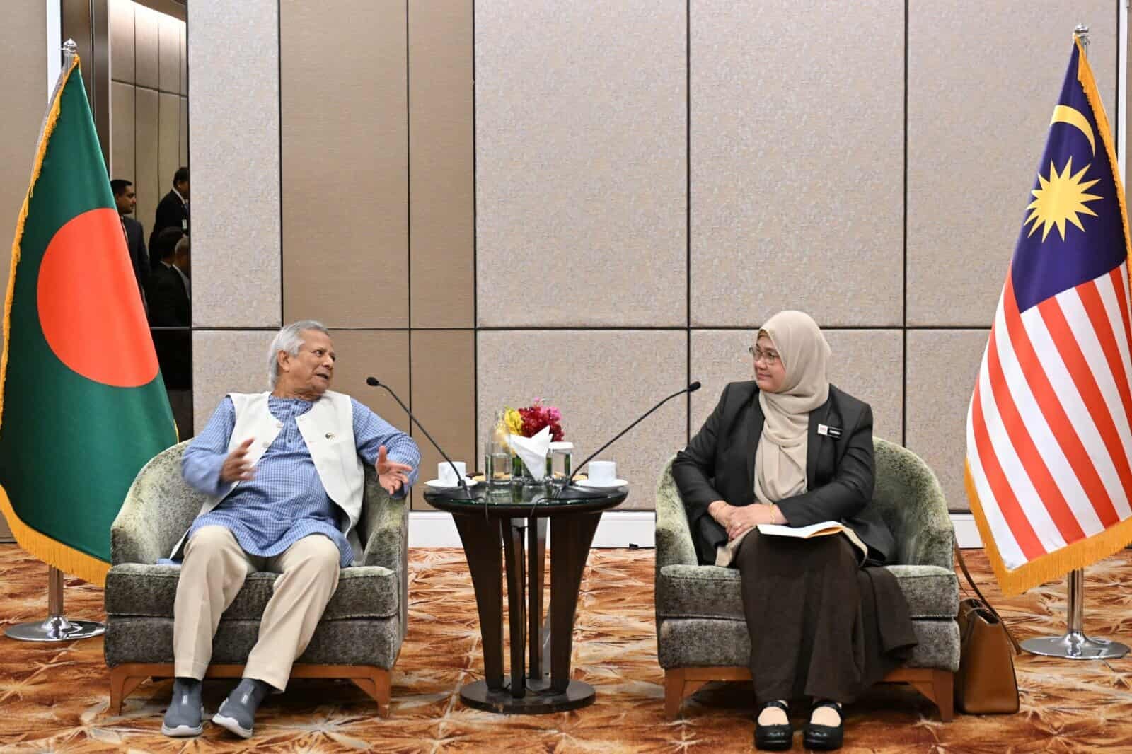 প্রধান উপদেষ্টা আজিয়াটাকে বাংলাদেশে 5G পরিষেবা সম্প্রসারণের আহ্বান জানিয়েছেন