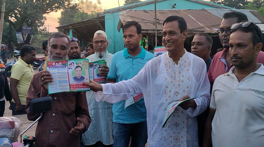 ভোলাহাটে বিএনপির মনোনয়ন প্রত্যাশী আশরাফ হোসেন আলিমের ৩১দফা লিফলেট বিতরণ