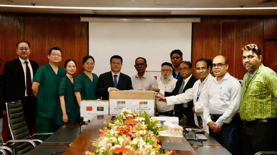 বাংলাদেশে নিযুক্ত চীনের রাষ্ট্রদূত মাননীয় মিঃ ইয়াও ওয়েন, চীনের জরুরি চিকিৎসা সরঞ্জাম বাংলাদেশে হস্তান্তর অনুষ্ঠানে যোগ দেন।