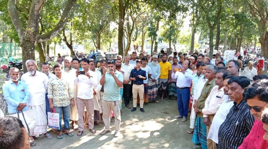 পীরগঞ্জে ক্ষুদ্র ও প্রান্তিক কৃষকদের মাঝে বিনামূল্যে সার ও বীজ বিতরণ