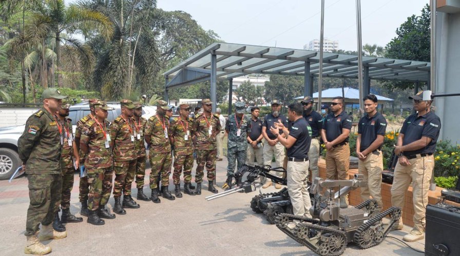 বাংলাদেশ সেনাবাহিনীর প্রশিক্ষণ দল কর্তৃক ডিএমপির বোম্ব ডিসপোজাল ইউনিট পরিদর্শন
