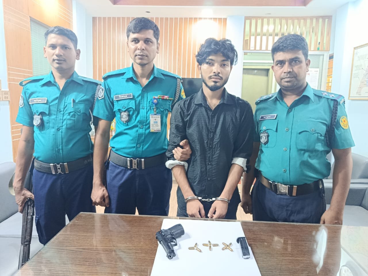 রামপুরায় লাইসেন্সকৃত অস্ত্র ছিনতাই মামলার আসামি গ্রেফতার; ছিনতাইকৃত আগ্নেয়াস্ত্র ও ১১ রাউন্ড গুলি উদ্ধার