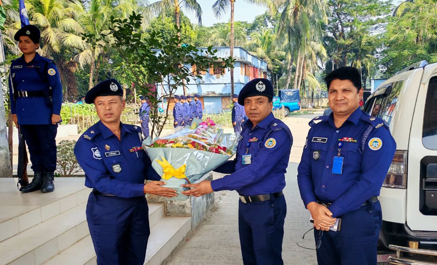 বরগুনায় আমতলী ও তালতলী থানা পরিদর্শন করেছেন পুলিশ সুপার