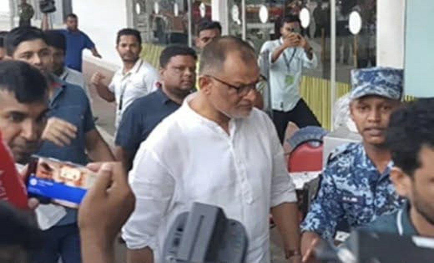 আগুনের ঘটনা পরিদর্শনে বিমান ও পর্যটন উপদেষ্টা