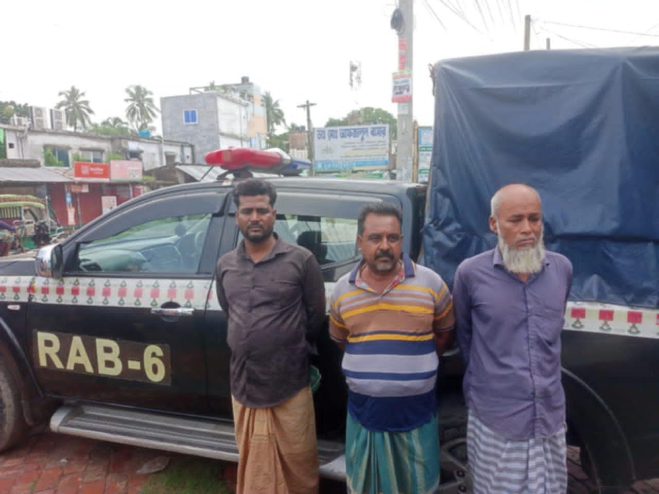 কালিগঞ্জে র‍্যাবের অভিযানে ৩৯৮ বোতল ফেনসিডিলসহ আটক ৩