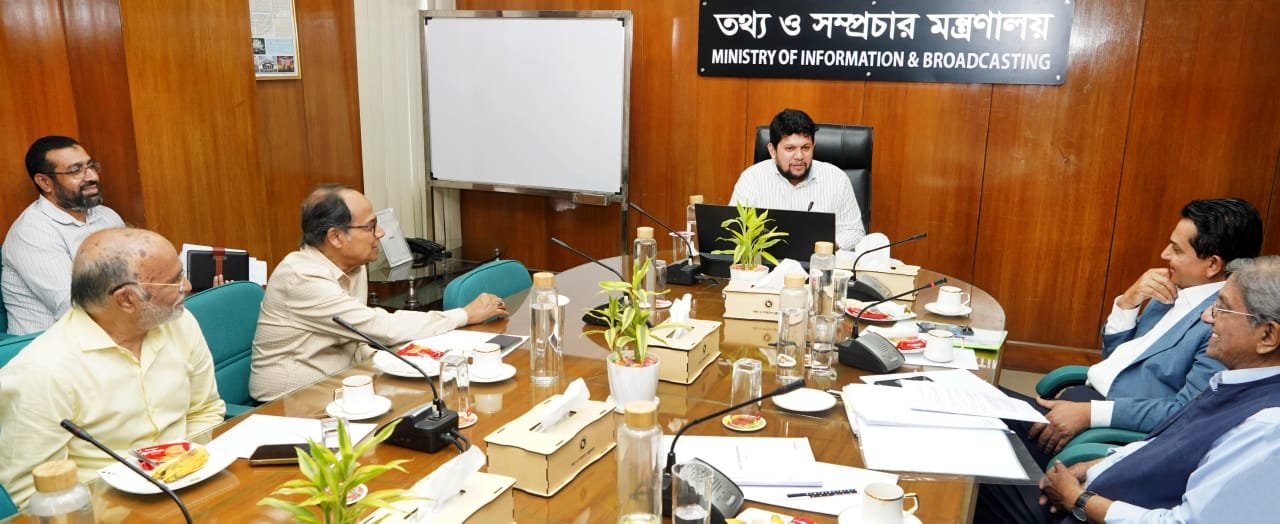 সরকার সংবাদপত্রের মধ্যে ইতিবাচক প্রতিদ্বন্দ্বিতা দেখতে চায় : তথ্য ও সম্প্রচার উপদেষ্টা