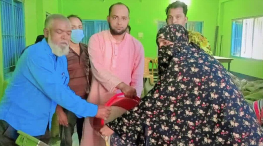 রাজশাহী পবাতে ১২ শত গরিব অসহায় পরিবারের মাঝে ভিজিএফ এর চাল বিতরণ