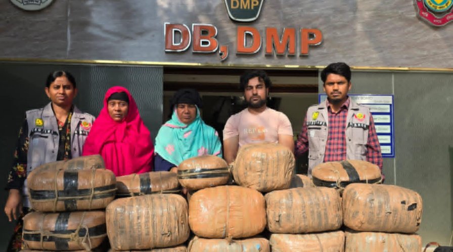 ৩১ লক্ষাধিক টাকা মূল্যের ১০৫ কেজি গাঁজা ও প্রাইভেটকারসহ তিন মাদক কারবারিকে গ্রেফতার করেছে ডিবি