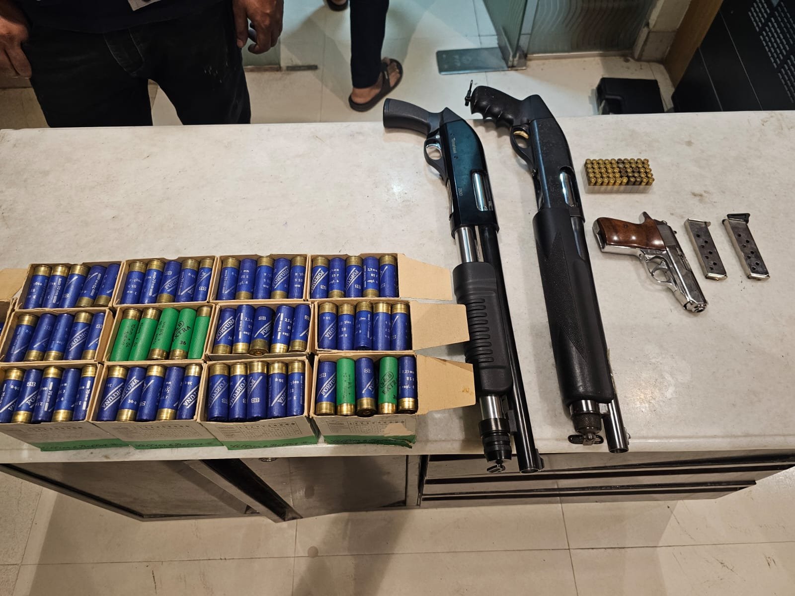 পরিত্যক্ত অবস্থায় দুইটি শটগান,একটি বিদেশি পিস্তল, দুইটি ম্যাগাজিন,৫০ রাউন্ড পিস্তলের গুলি এবং ৩১০ রাউন্ড শটগানের গুলি  উদ্ধার করেছে ডিবি