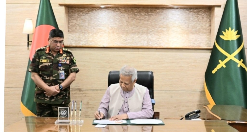 সৎ, পেশাদার অফিসাররাই পদোন্নতির দাবিদার: প্রধান উপদেষ্টা