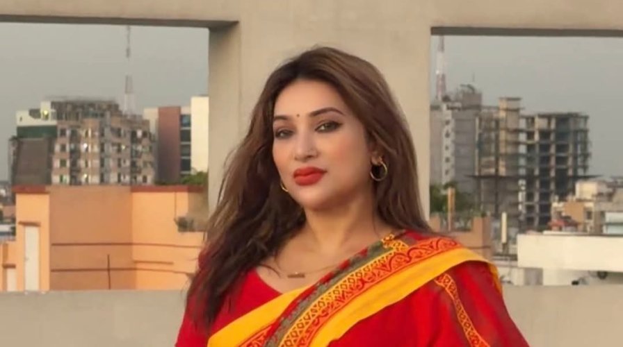 জ‍্যোতিষি গো জ‍্যোতিষি, হাত দেইখা কও দেখি