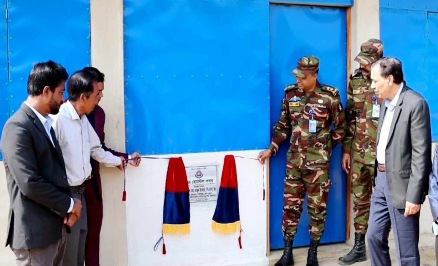 হলক্ষীছড়িতে সেনাবাহিনীর উদ্যোগে শিক্ষা অবকাঠামোর উন্নয়ন বিদ্যালয়ের হোস্টেল, বিজ্ঞান ও আইসিটি ভবন এবং সংযোগ সড়ক উদ্বোধন