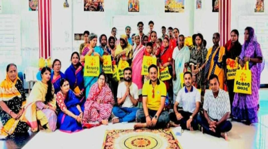 সুনামগঞ্জে শারদীয় দূর্গাপূজা উপলক্ষে শতাধিক নারী-পূরুষের মাঝে বস্ত্র বিতরণ