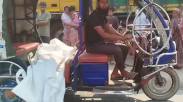 নওগাঁয় ট্রাকচাপায় প্রাণ গেলো স্বামী-স্ত্রীর