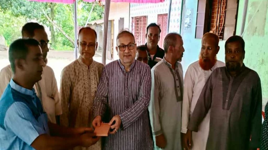 শান্তিগঞ্জে ব্যারিস্টার আনোয়ার হোসেনের পূজামণ্ডপ পরিদর্শন ও অনুদান