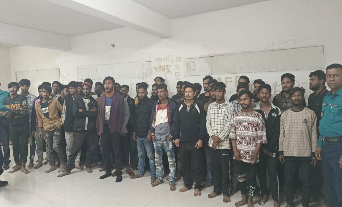 পুলিশের যৌথ অভিযানে ৪০ (চল্লিশ) কেজি গাঁজা-ইয়াবা, চোরাই মোবাইল ও দেশীয় অস্ত্রসহ ৫৩ জন গ্রেপ্তার।