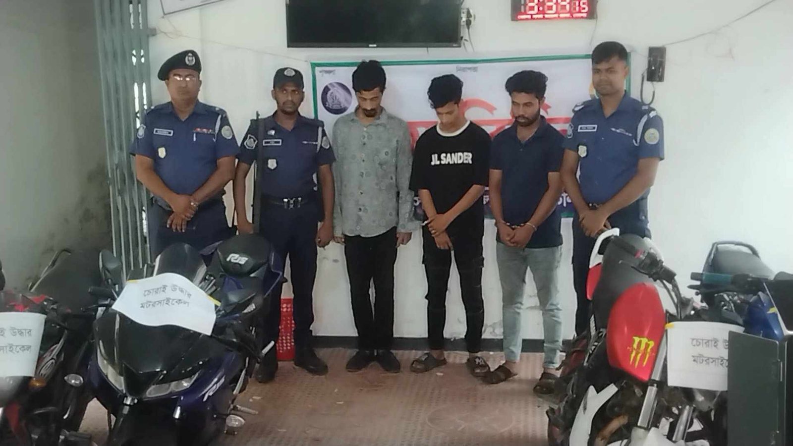 ভোলায় ৩ আসামিসহ ৫টি চোরাই মোটরসাইকেল আটক করেন পুলিশ।