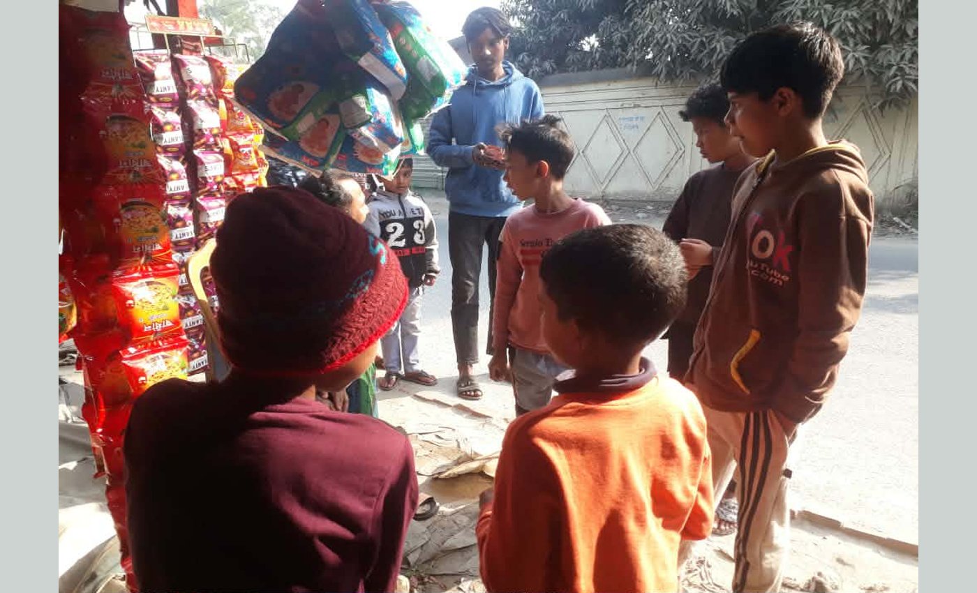 শ্রীনগরে দোকানির সচেতনতায় ধূমপান থেকে ফিরে এলো চার শিশু